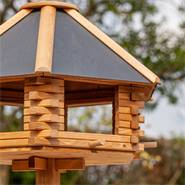 Casetta per uccelli "Tofta" VOSS.garden, in legno, con tetto in metallo e palo di sostegno